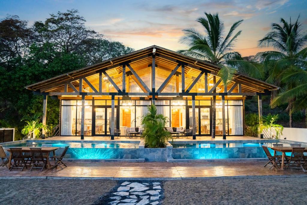 Playa Laska - Oceanfront Escape with Infinity Pool