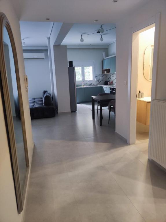 ein Wohnzimmer und eine Küche mit einem Tisch in der Unterkunft Urban Elegance in Larisa