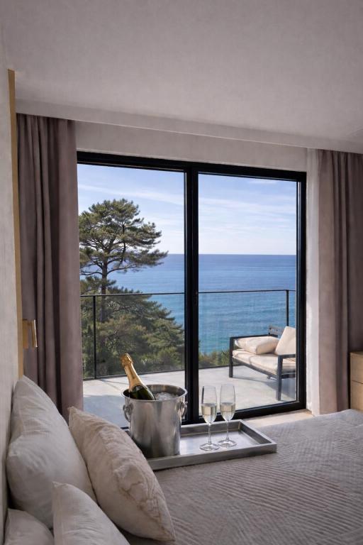 a bedroom with a bed with a view of the ocean at Apartament 330 Przy Plaży, parking gratis! in Międzyzdroje