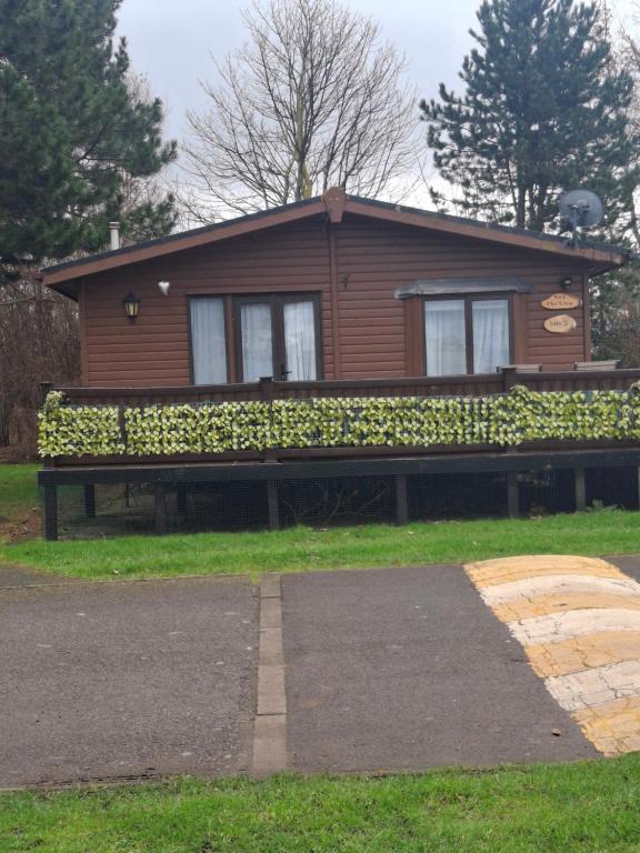 a house with a bench in front of it at No 1 The Glen in Port Seton