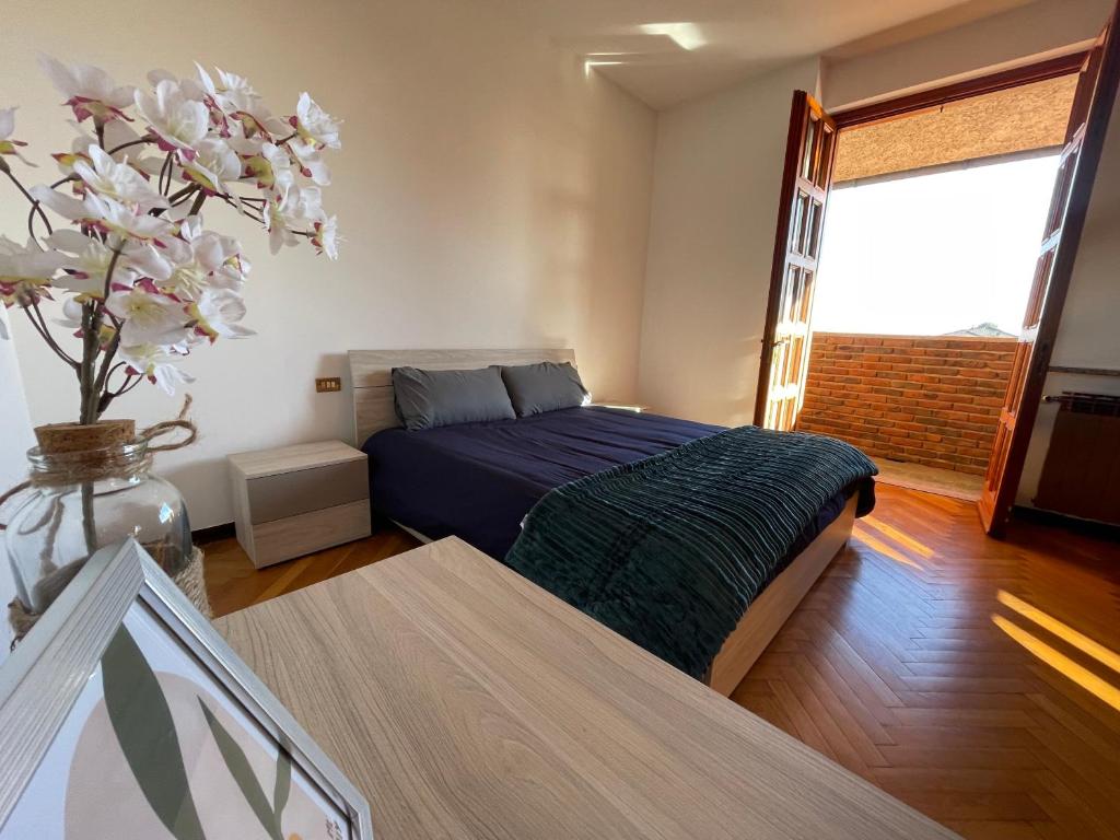 a bedroom with a bed and a vase with flowers at Residenza Ticino in Oleggio