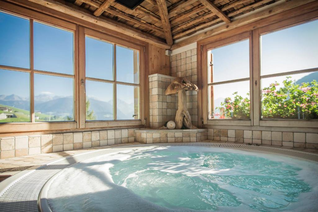 Nespecifikovaný výhled na hory nebo výhled na hory při pohledu z hotelu