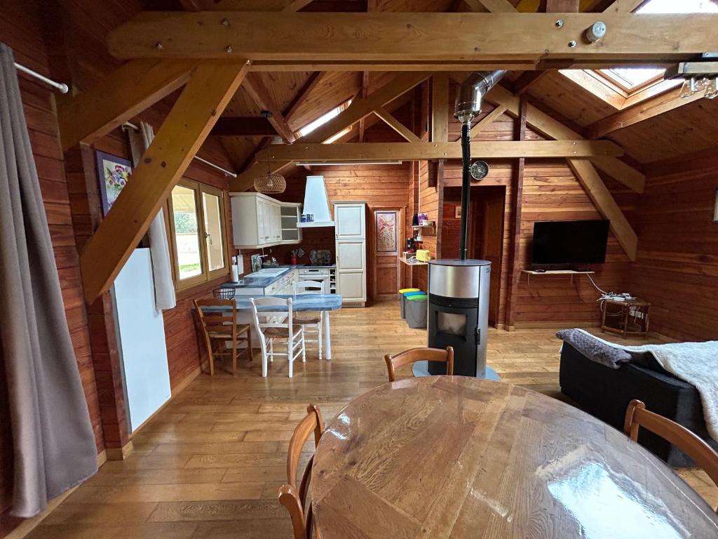 a kitchen and dining room with a table in a cabin at écrin d'éveil in Campagne-lès-Guînes
