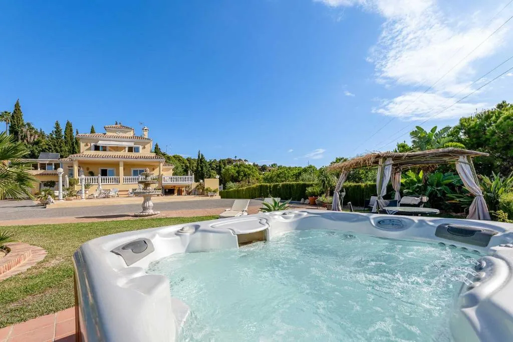 Sunny Penthouse with Pool & Hot Tub in Villa Roca