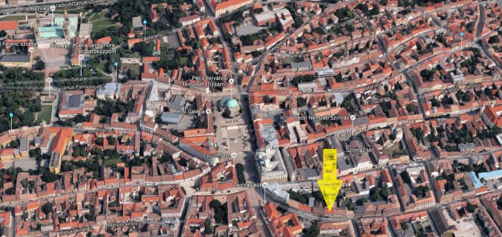 una vista aérea de una ciudad con una torre amarilla en Studio Gold apartman, en Pécs