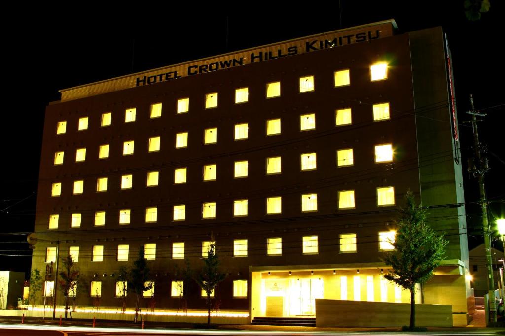 a hotel room halls kittiwicked building at night at Hotel Crown Hills Kimitsu in Kimitsu