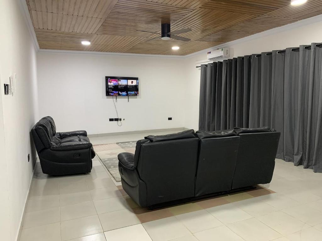 TV a/nebo společenská místnost v ubytování Tree fort property 2