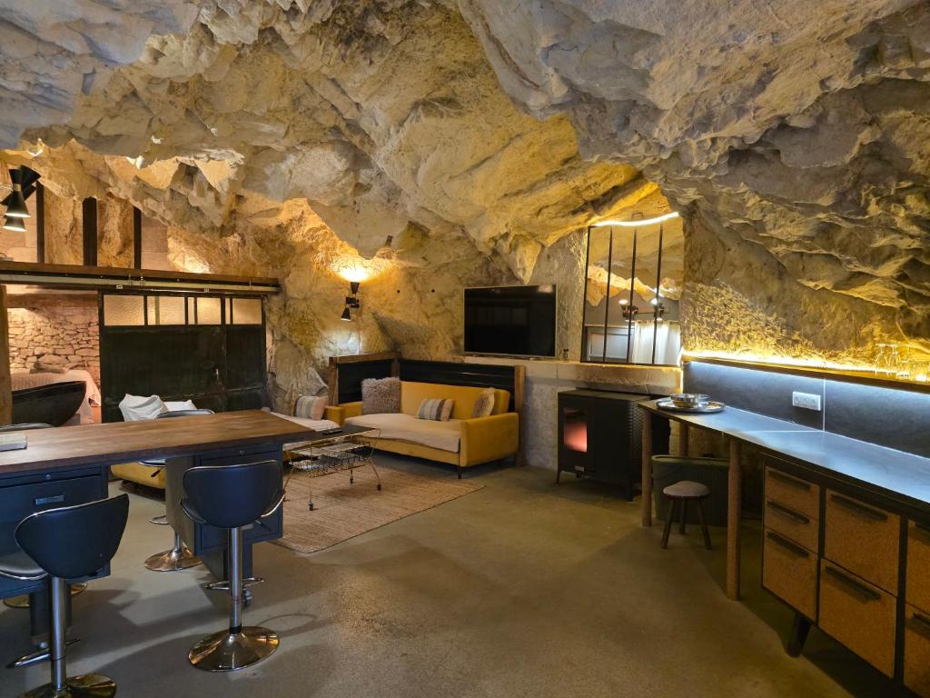 a cave style room with a rock wall at La Grotte du Moulin in Noyers-sur-Cher