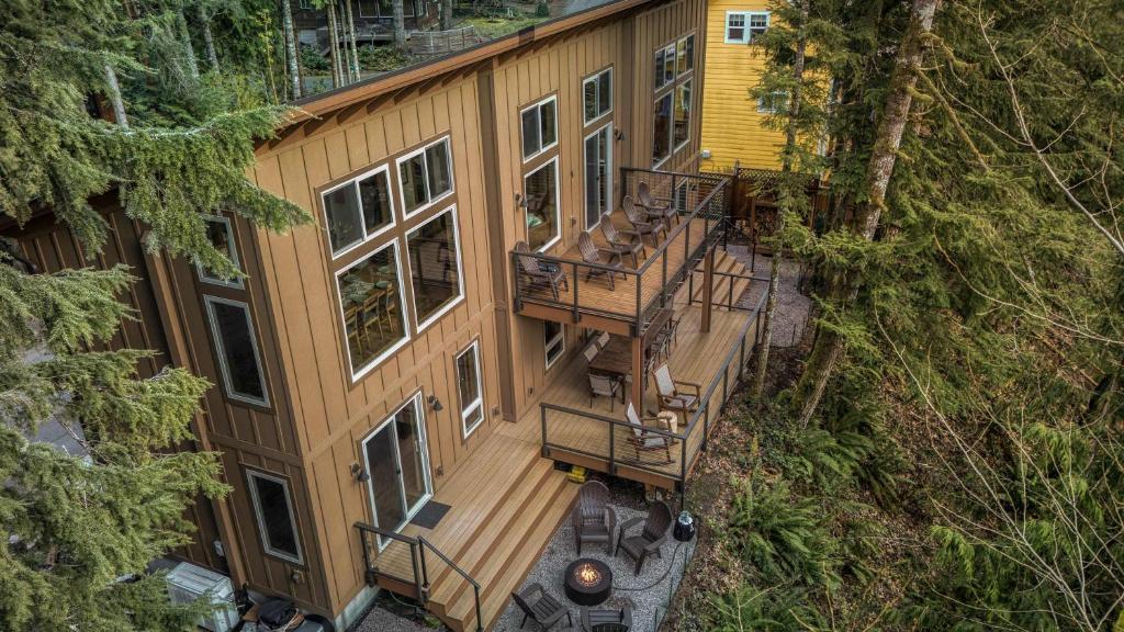 an overhead view of a house with a deck at Roaring River Lodge Riverfront Fire pit EV Plug in Rhododendron