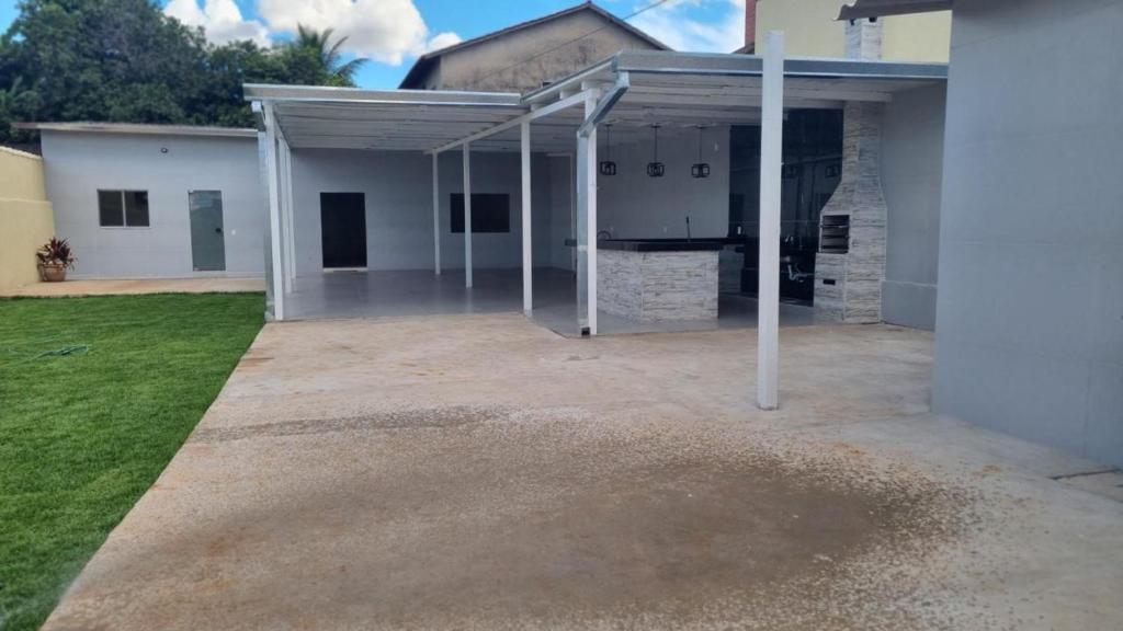 an empty garage with white walls and white columns at Casa Alexandre in Goiânia