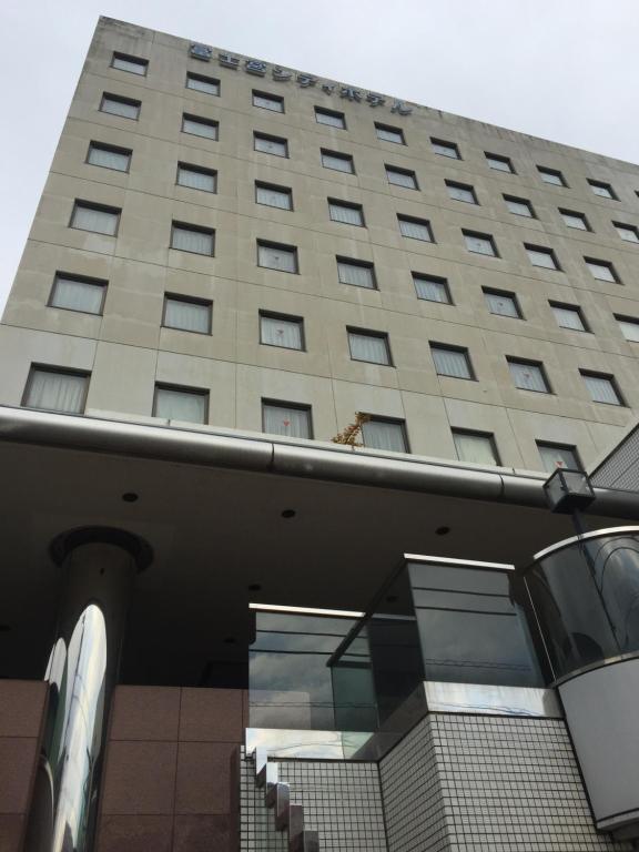 a dog sitting on top of a building at HOTEL CROWN HILLS FUJINOMIYA in Fujinomiya