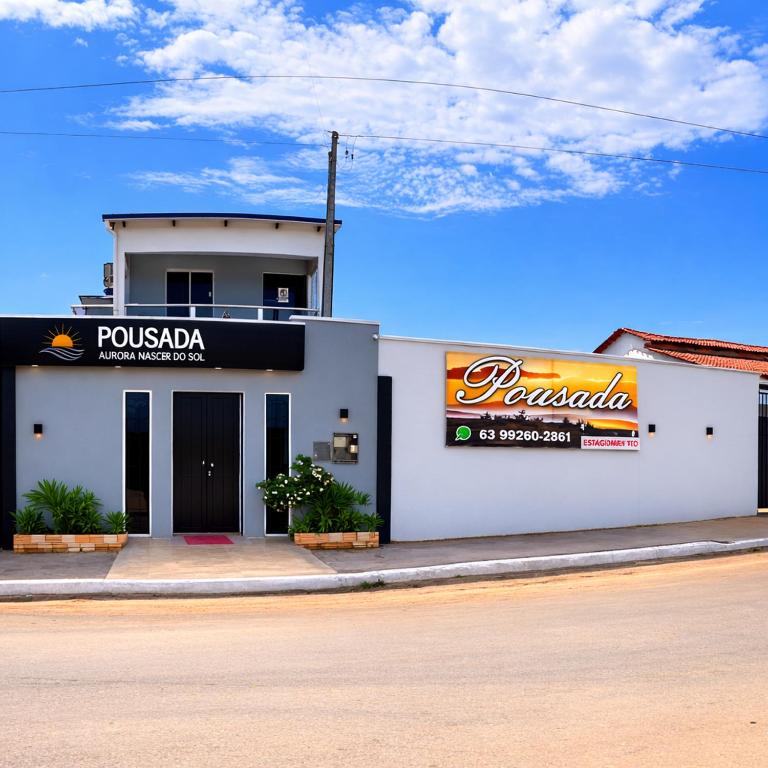 a building on the side of a street at Pousada Auroranascerdosol in Manhã