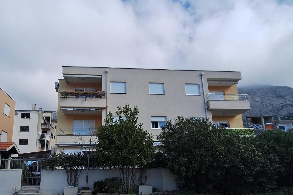 Apartments with parking space Makarska - 25264