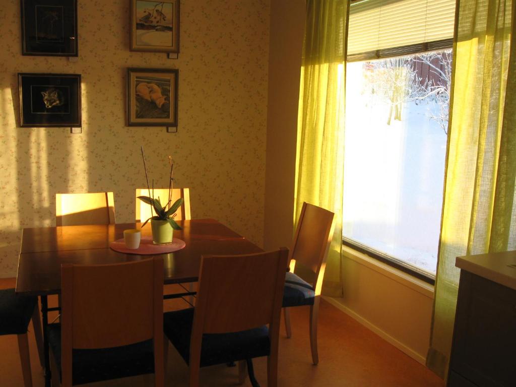 Posezení v ubytování Kierinki Village Majatalo