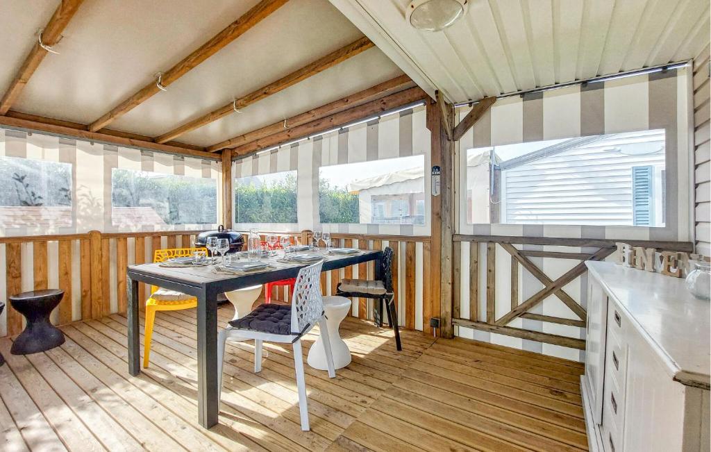 2 Bedroom Pet Friendly Stacaravan In Cancale