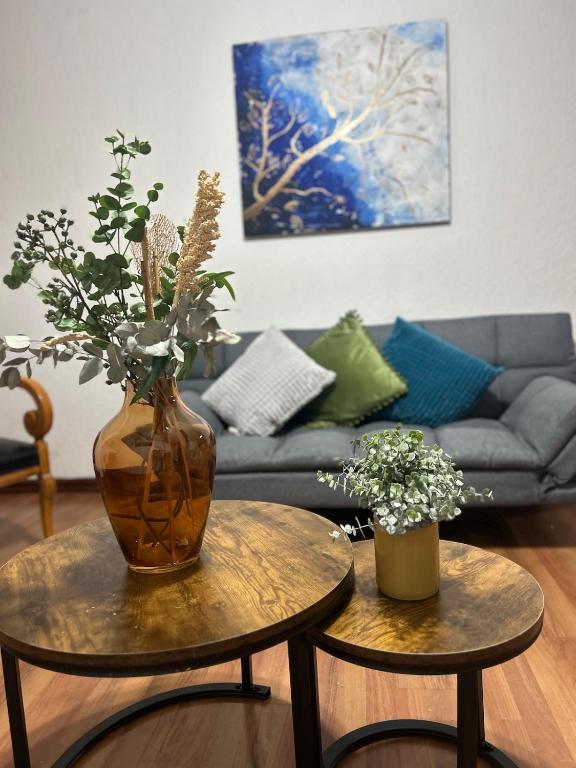 a vase sitting on a table in a living room at Acogedor y céntrico Departamento in León