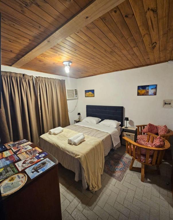 a hotel room with a bed and a table with a table at Departamento cómodo y renovado a pocas cuadras del parque mitre! in Corrientes
