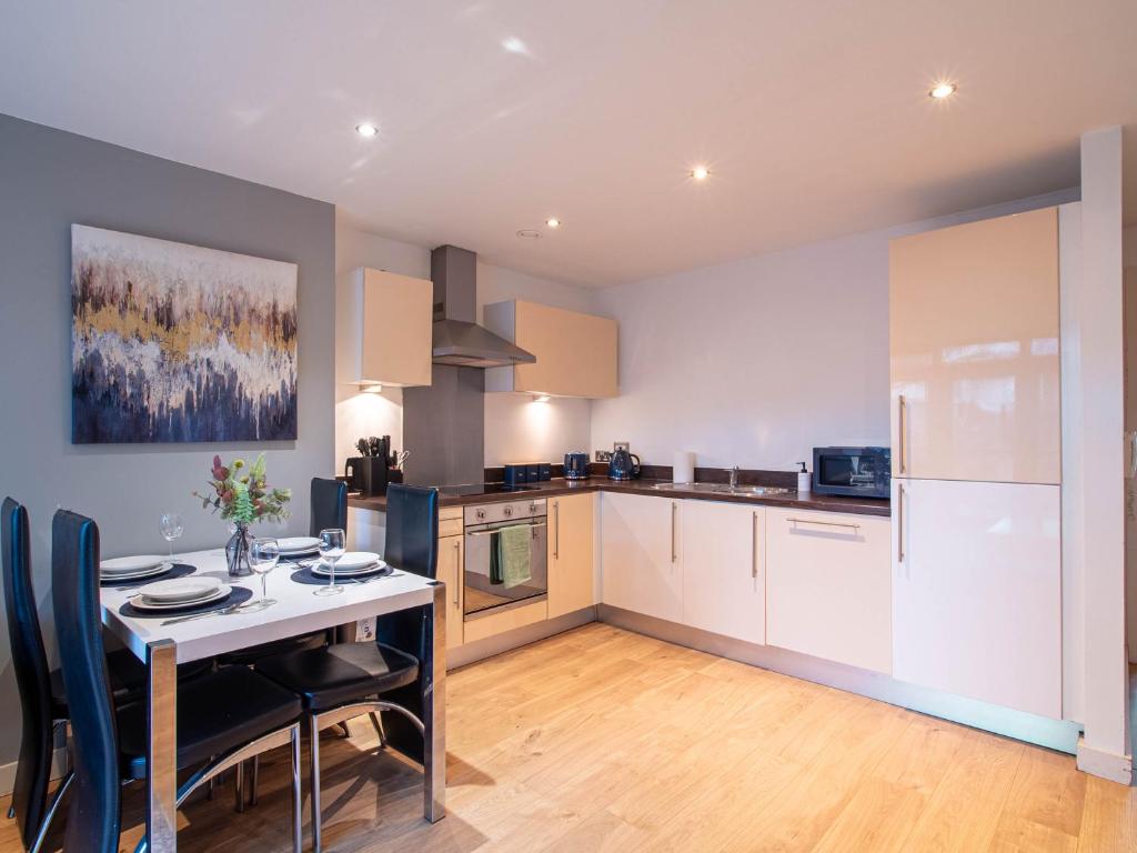 Balcony Waterside 2-Bed Apartment Central Leeds 5