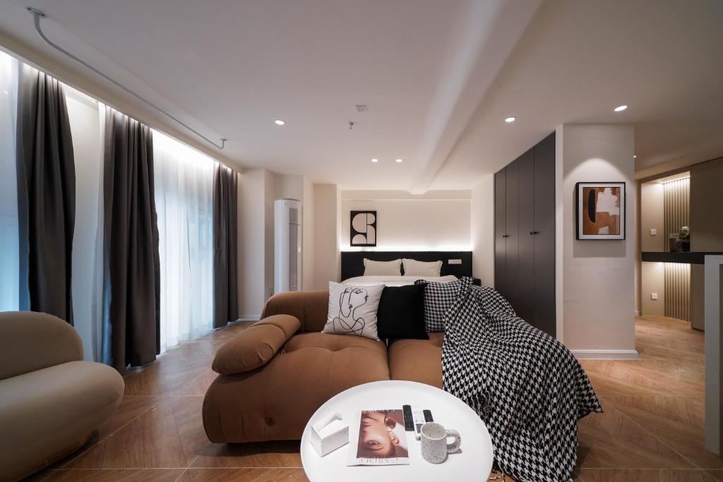 a living room with a couch and a bed at Funx设计师民宿 in Chengdu