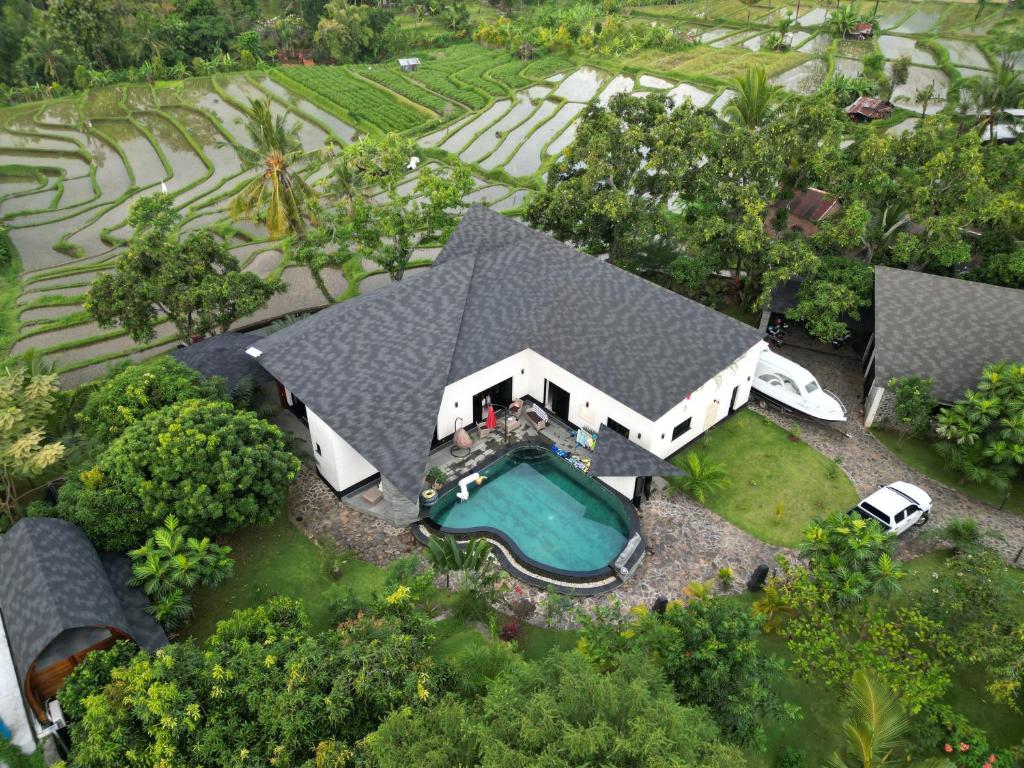 an aerial view of a house with a swimming pool at Villa Claudine in Ambengan
