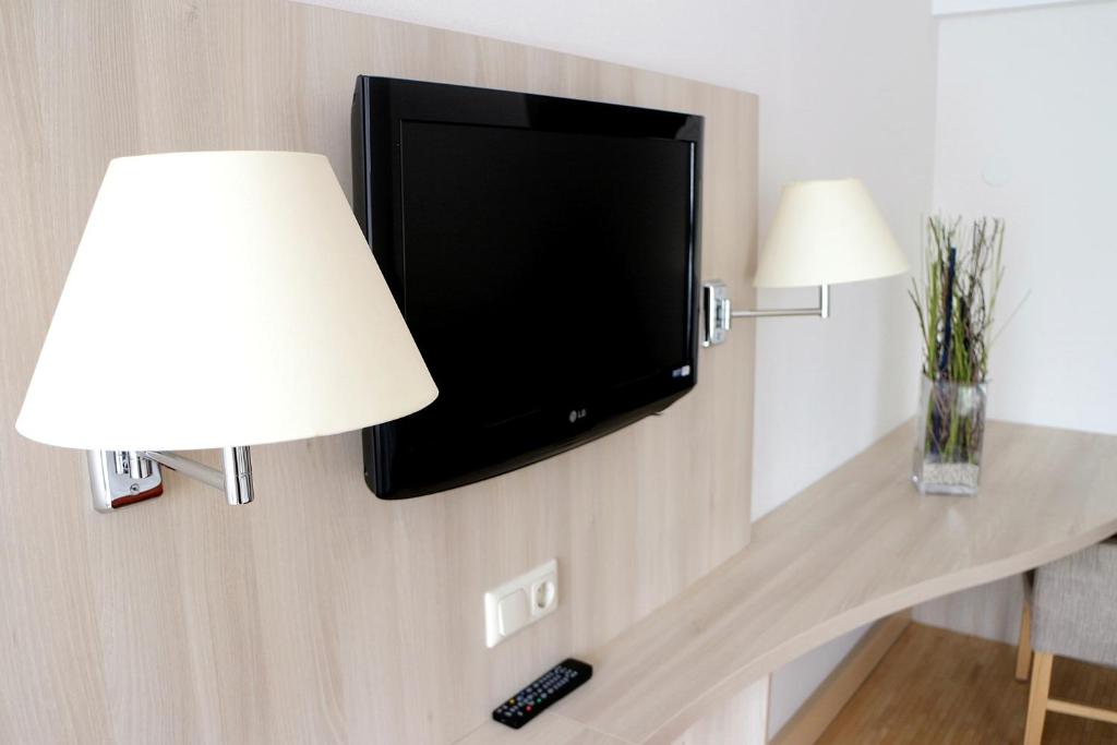 TV a/nebo společenská místnost v ubytování Europahaus Wien