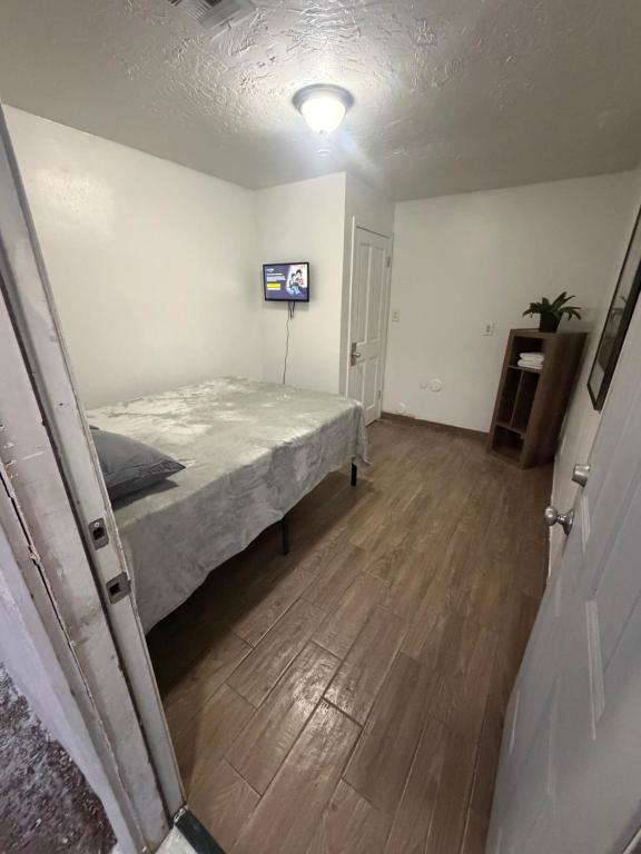 a room with a bed and a television in it at Downtown Taylor Private Entry Room 1 in Phoenix
