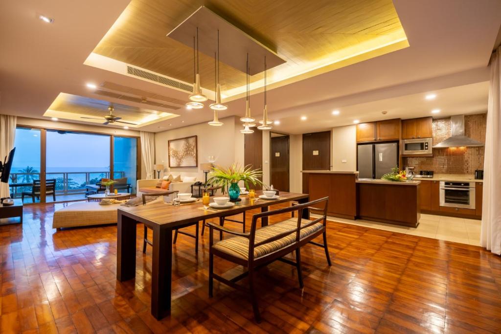 a kitchen and living room with a table and chairs at CasaVela 213 - 2BR apartment Seaview in Natien Beach