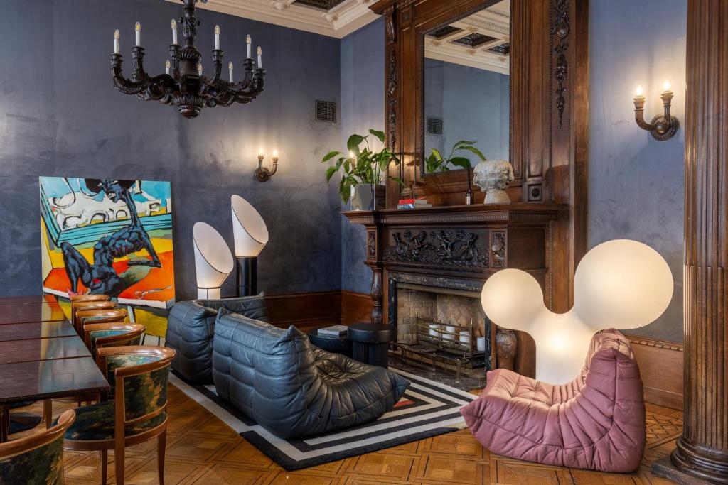 een woonkamer met een bank en een open haard bij The Benjamin House in Rīga