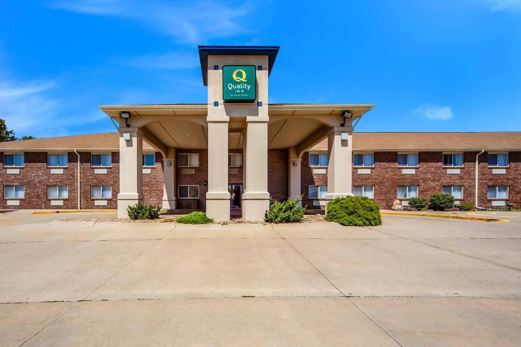 a building with a parking sign in front of it at Quality Inn Lincoln Cornhusker in Lincoln