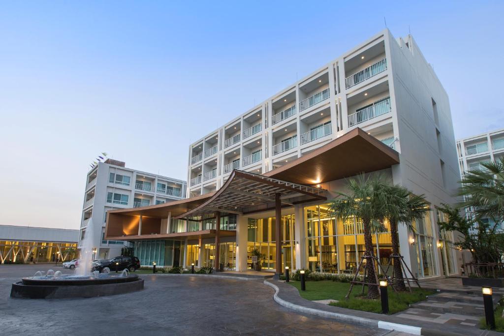 a large building with a fountain in front of it at Kantary 304 Hotel Prachinburi in Si Maha Phot