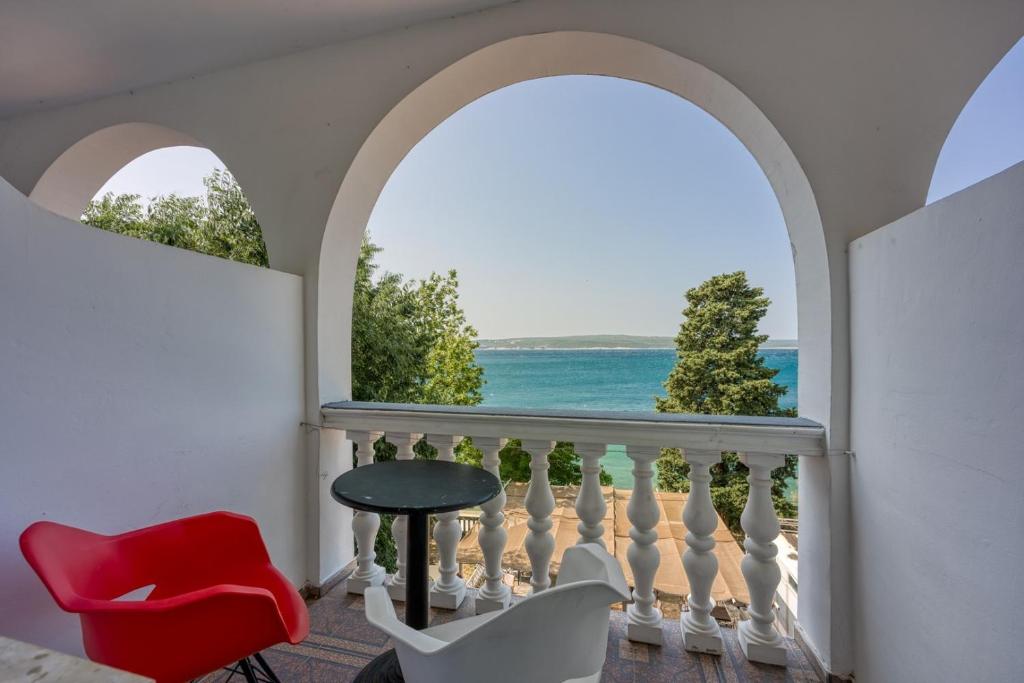 a room with an arched window and a table and chairs at Martin's B&B in Dramalj