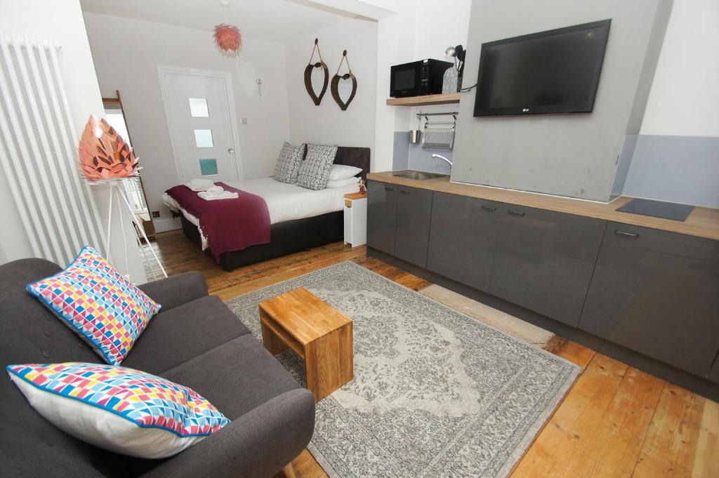 Televízia a/alebo spoločenská miestnosť v ubytovaní Brighton Abode - by Brighton Holiday Lets