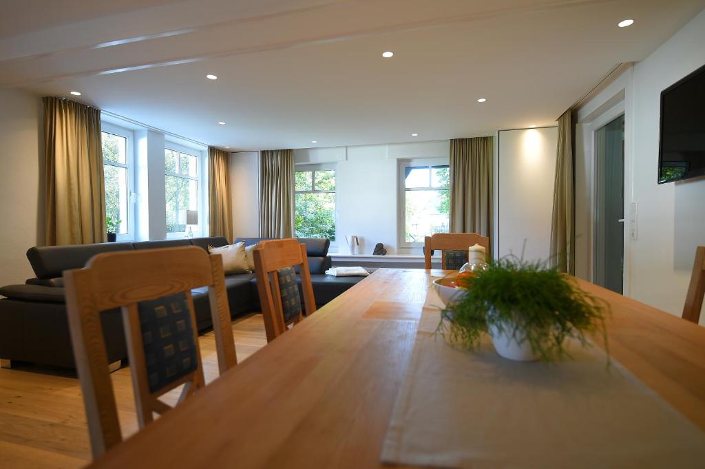 a living room with a table and a couch at Ferienwohnung am Lennepark in Schmallenberg