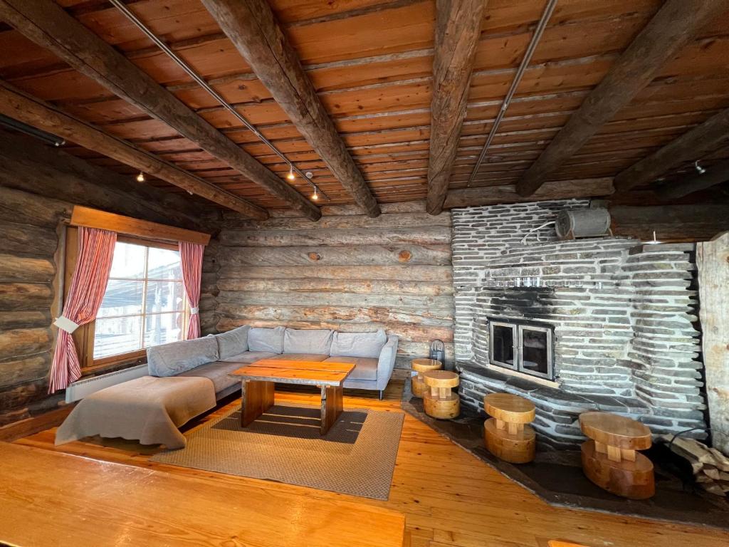 a living room with a couch and a fireplace at Riihilinna Ski Lodge in Muurame