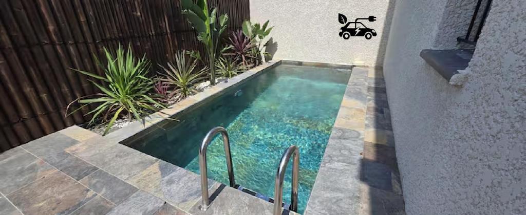 a swimming pool next to a building at UBUD - Piscine Chauff - Recharge Auto - 10min Canet Barcarès in Sainte-Marie-la-Mer