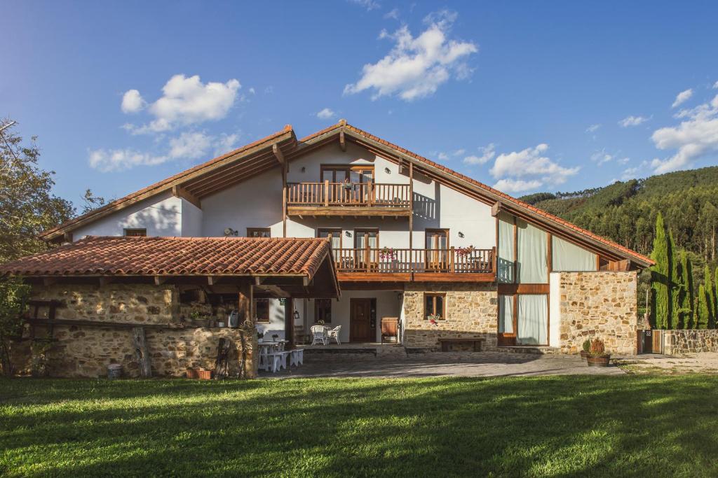 a large house with a large yard in front of it at Casa Rural Errota-Barri in Larrauri