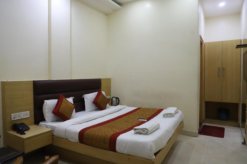 a bedroom with a large bed in a room at Hotel Lav Kush Deluxe 2 Min Walk From New Delhi Railway Station in New Delhi