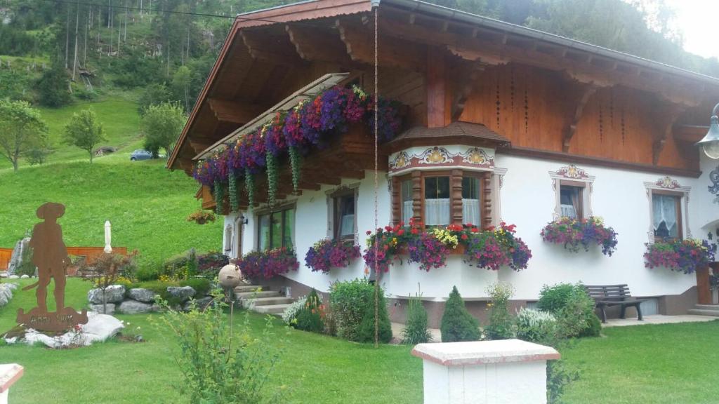 ein Haus mit Blumen auf der Seite in der Unterkunft Ferienhaus am Lechweg in Steeg