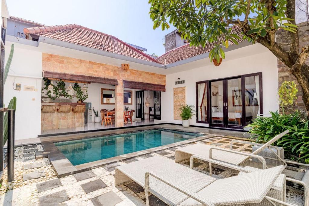 an image of a villa with a swimming pool at Cozy villa 2bdr in Seminyak , pool,800m beach in Seminyak