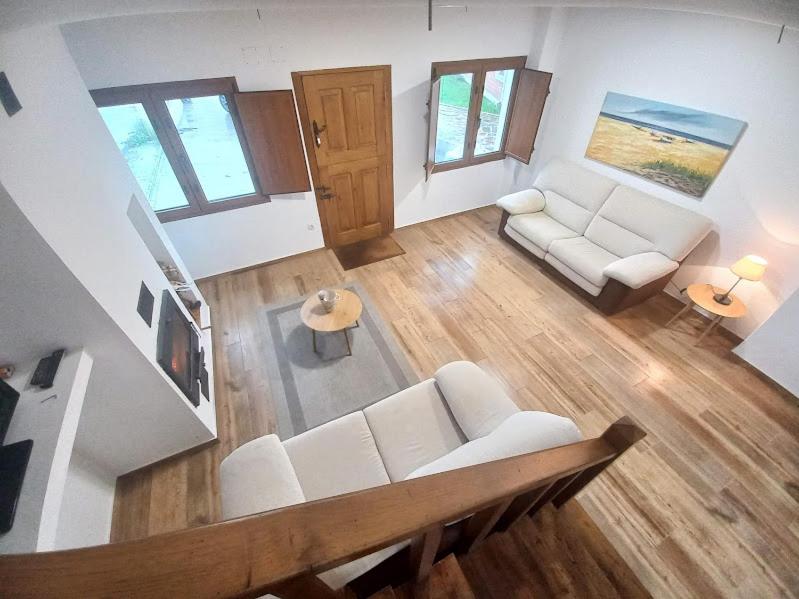 a living room with a couch and a table at Lar da avoa in Ouviaña