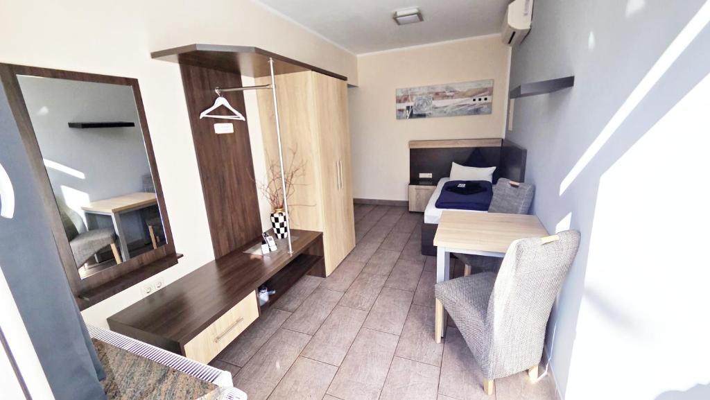 Pension Schwarze Pumpe - Twin Room With Private Bathroom