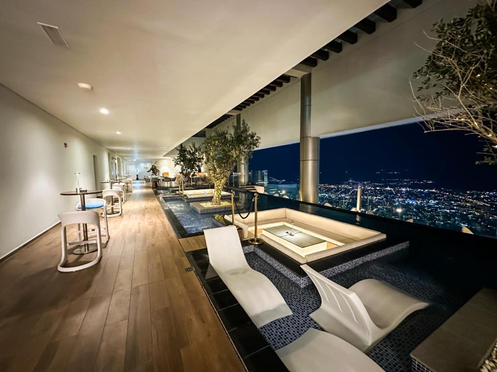 لابی و فضای عمومی Paramount Midtown Luxury 2-Bedroom with Burj Khalifa View & Infinity Pool, Near Dubai Mall - تصویر ۵