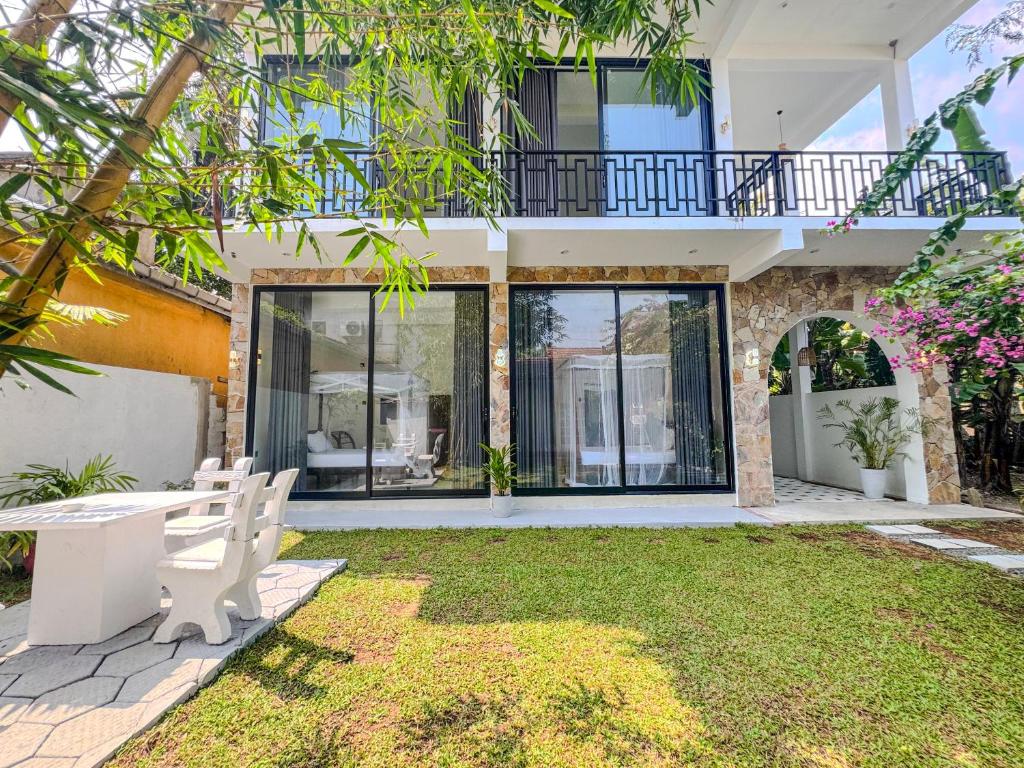 a house with a white bench in the yard at SIlvas Surf Home in Weligama