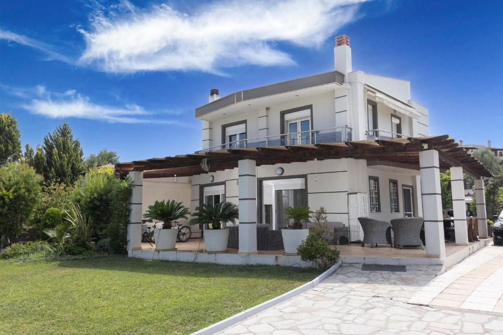 a villa with a view of the yard at Villa Beta 2 - 3min walk to Elephant and Mako in Pefkochori