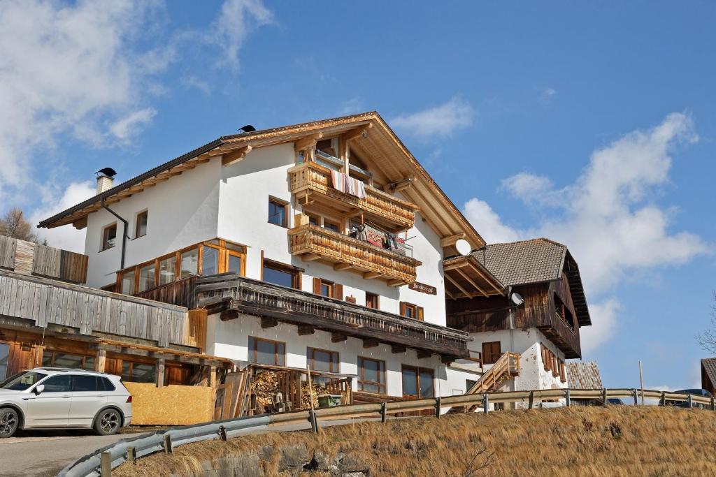 a building with a car parked in front of it at Lüch dl Pinter in San Martino in Badia