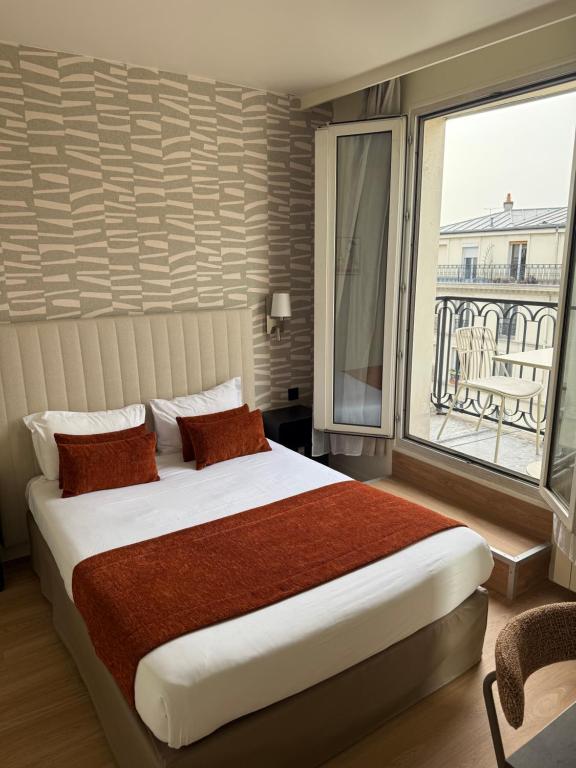 a bedroom with a large bed with a large window at Hôtel De Venise in Paris
