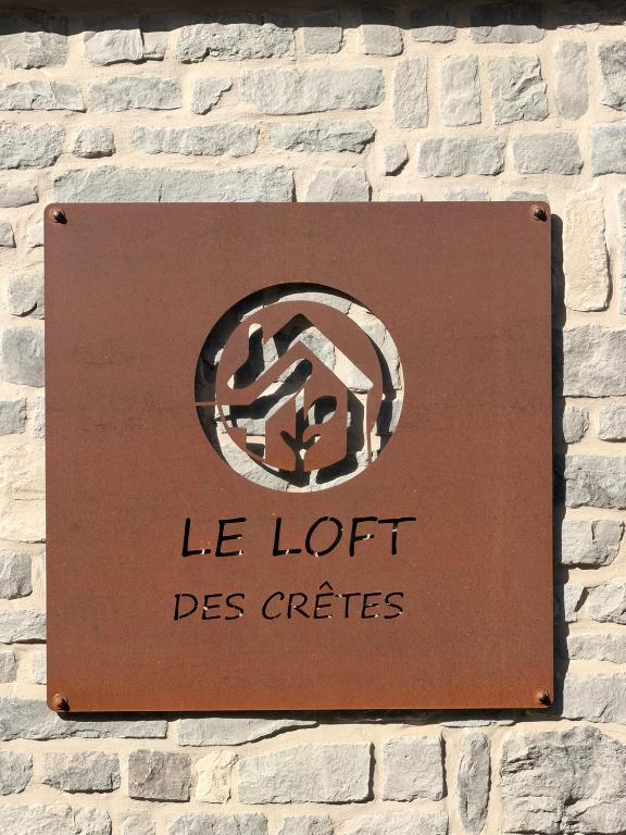 a sign on the side of a brick building at Le Loft des Crêtes in Dinant