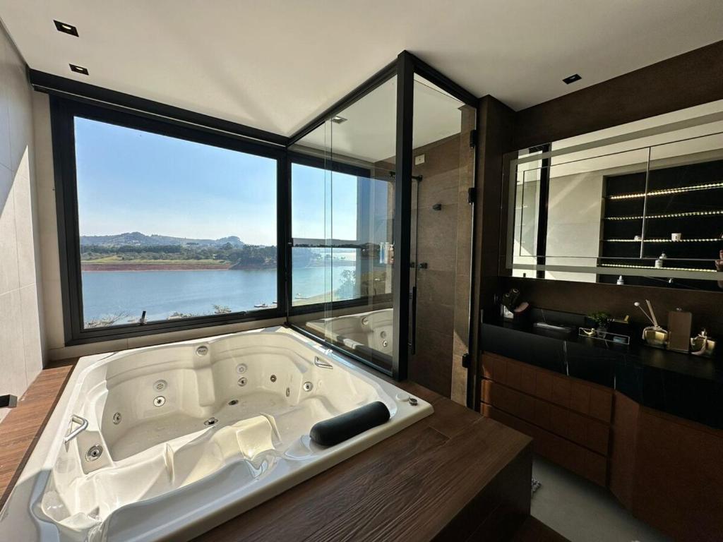 Casa à beira da represa com píer Particular