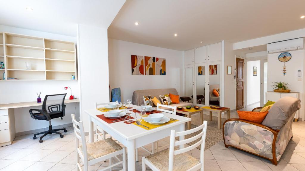 L OLIVIER Modern and Bright Historic Center Gem, 150m from the beach