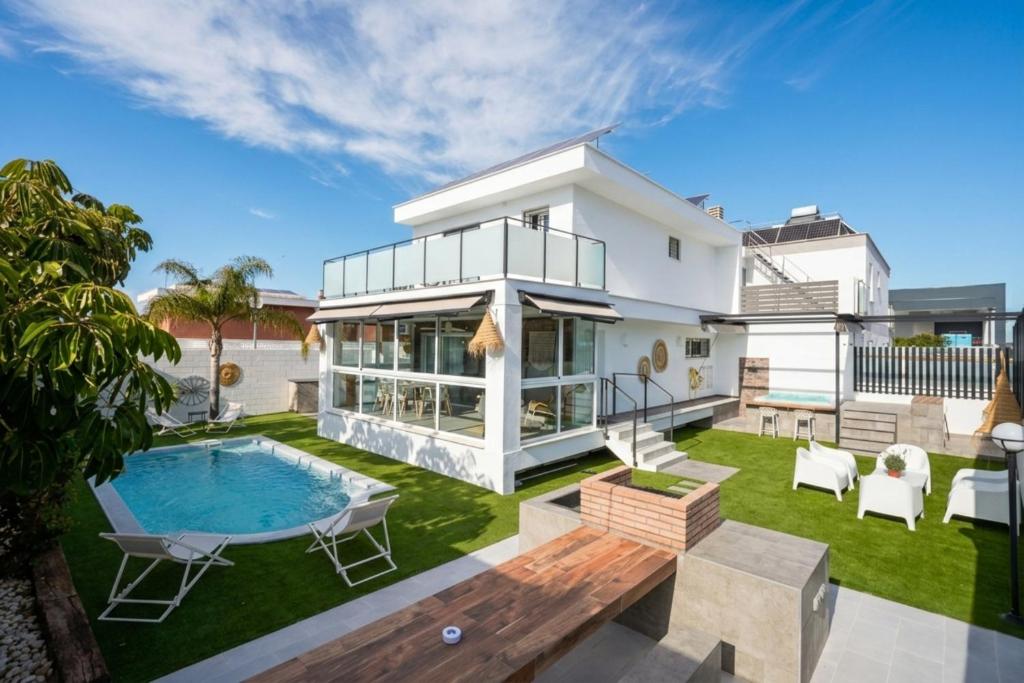 a house with a swimming pool and a patio at Casa Alegra Pool & Spa in Gran Alacant
